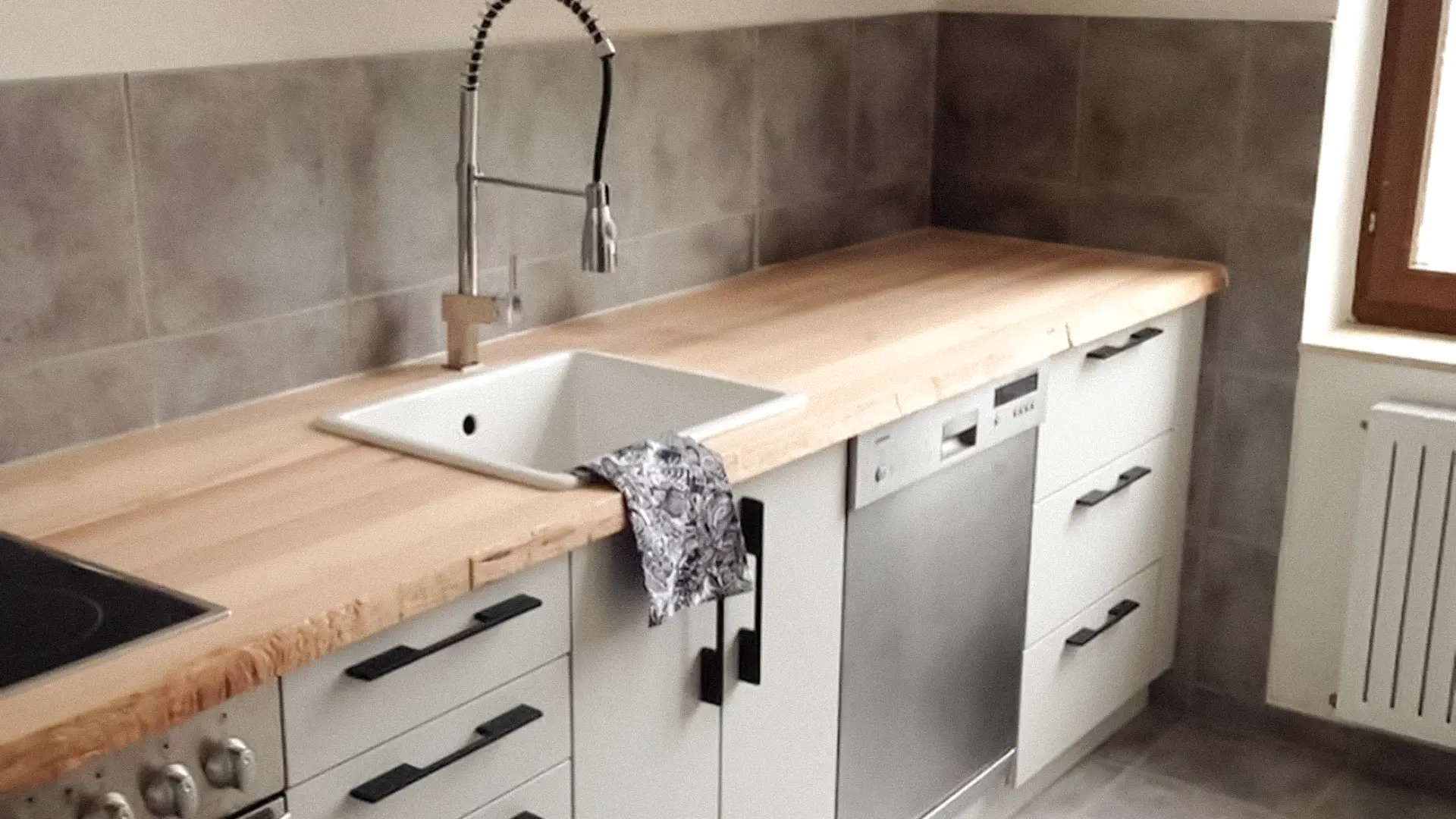 Foto von einer Küchenzeile mitgrauen Fronten