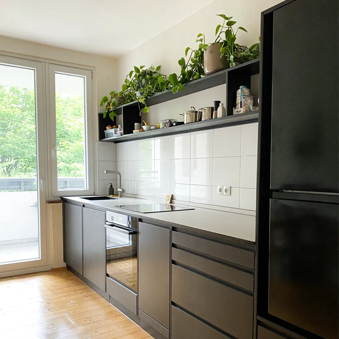 Foto von einer Küchenzeile mitgrauen Fronten